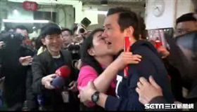 馬英九興隆菜市場遭女粉絲強吻
圖／資料照