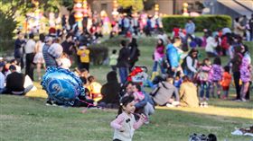 氣溫回升　民眾出遊享受溫暖陽光中央氣象局預報，14日白天寒流減弱，各地氣溫明顯回升，全台都是陽光露臉好天氣。下午華山文創園區滿是人潮，孩童在草地上奔跑玩耍，享受溫暖陽光。中央社記者裴禛攝　107年1月14日