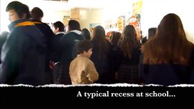 降低的櫃台，讓個子小的學生也能方便買東西