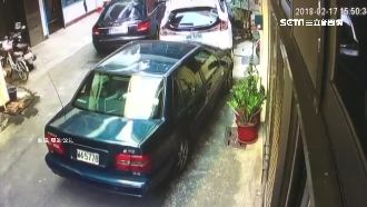 女鄉代夫幫停車暴衝　撞民宅又撞轎車