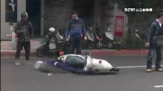 女警抓違規擦撞轎車　慘犁田趴路中央