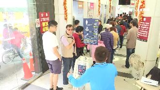 遊客湧入旗津搭渡輪　隊伍看不到盡頭