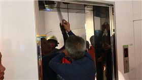 基隆東岸商場一家五口受困電梯50分鐘。（圖／翻攝畫面）