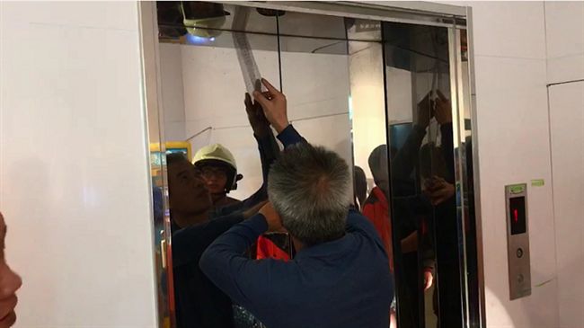 一家5口受困電梯　善心人士路過解救