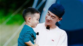 ▲陳小春與兒子Jasper（小小春）一起上真人秀。（圖／翻攝自爸爸去哪兒微博）