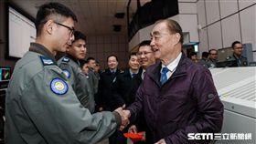 馮世寬慰勉春節執勤軍官 國防部提供