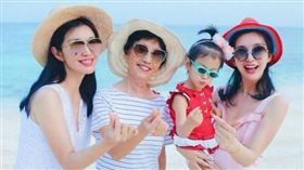 李冰冰和妹妹楊雪跟媽媽合照。(翻攝自微博)