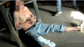 男切腹遭阻企圖咬舌自盡　中埔警搶救保命／翻攝畫面