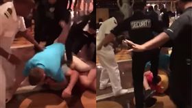  郵輪全武行(翻攝自youtube)