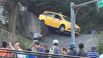 計程車卡山路糗翻　網笑：新年走春？