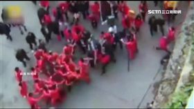 舞龍隊狹路相逢　近百人上演街頭互毆