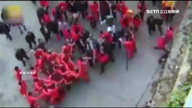 舞龍隊狹路相逢　近百人上演街頭互毆