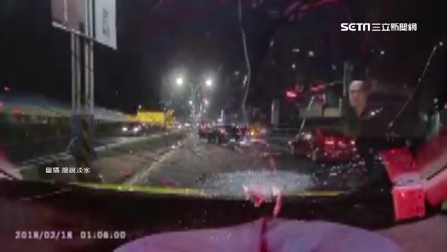 不滿被按喇叭閃燈　男丟球棒狂砸小黃