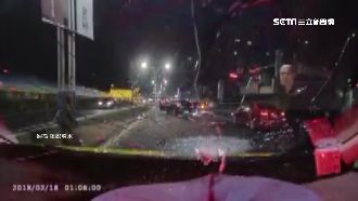 不滿被按喇叭閃燈　男丟球棒狂砸小黃