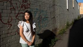 上個月有一名台灣女子段曼姿（Winnie）到澳洲雪梨打工時，被老闆問到「台灣是不是屬於中國的？」她答「當然不是」慘遭解雇。台灣人在澳洲被打壓的現象更是越來越嚴重，甚至無理解雇台灣人，但澳洲政府的公平工作調查單位，至今仍未介入因「政治因素」在職場遭歧視的狀況。（圖／翻攝自紐約時報）