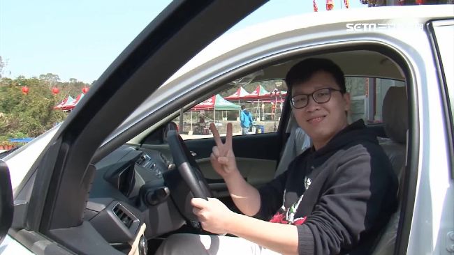「擲筊王」出爐！連20聖筊得獎汽車