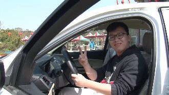 「擲筊王」出爐！連20聖筊得獎汽車