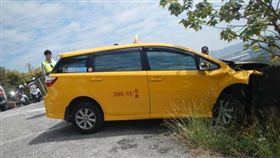 岡山之眼下坡自撞　「9人擠一台小黃」全受傷（圖／翻攝畫面）