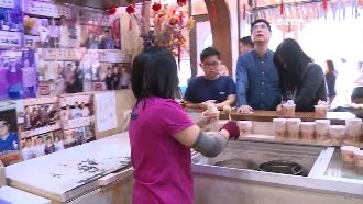 宜蘭冰店湧人潮　挖冰挖到「手黑青」