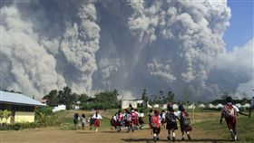 印尼蘇門答臘的錫納朋火山（Mount Sinabung）噴發（圖／美聯社／達志影像）