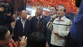 前立法院長王金平今（20）日應邀赴台北松山霞海城隍廟，廟方抽出「中吉」籤。王金平說，每個廟宇的籤都不太一樣，但大家要往好的方向去想，團結一致為國家貢獻，念力是非常強大的。