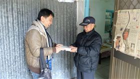 便當暖男為長輩送餐　愛心不間斷（1）
新竹市私立伯大尼老人養護中心社工黃國維（左），平
時藉送餐關懷各家戶長輩健康，與長輩建立起深厚感情
，成為長輩們最信賴的「便當暖男」。
（新竹市政府提供）
中央社記者魯鋼駿傳真　107年2月20日