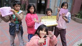 小孩討抱抱行動 把愛找回來 