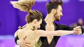 ▲法國女將Gabriella Papadakis短曲時衣服鈕扣鬆脫。（圖／美聯社／達志影像）