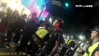 喝酒續攤跑錯地方　KTV前全武行