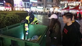 一名李姓女大生與朋友到台中一中商圈年貨大街逛街時，誤將手中2張百元鈔與手上的垃圾丟進垃圾子車，嚇得她立刻尖叫，員警了解狀況後，不畏垃圾子車臭味，拿夾子不斷尋找，最後成功夾出2張紙鈔，並歸還給女大生。（圖／翻攝畫面）