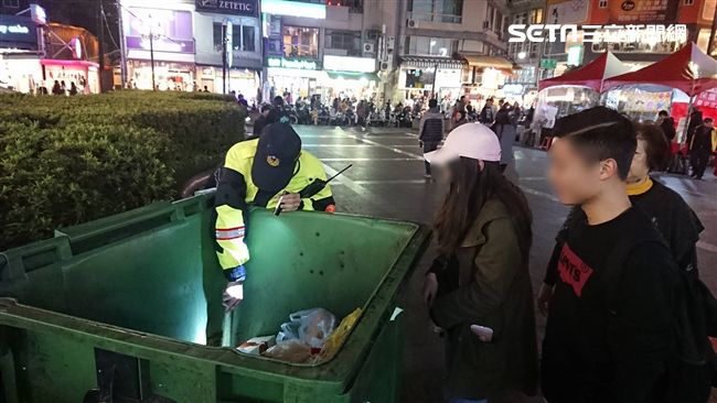 女誤將鈔票丟進垃圾桶　警忍惡臭撿回