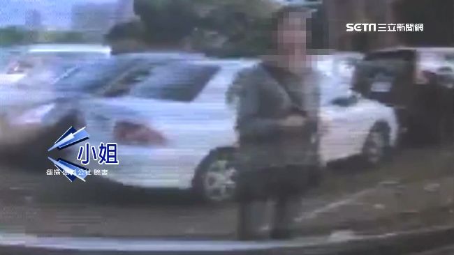 人肉占位還丟飲料　竟反控駕駛逼車