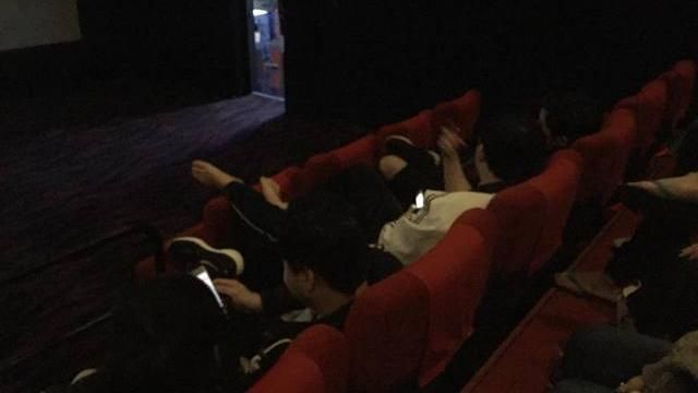他看電影竟赤腳跨椅背　鹹魚影廳噁爆