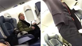 公務員,達美航空,空服員,換坐位,飛機,班機,工作,停職,解雇,炒魷魚,開除
（圖／翻攝自YouTube）