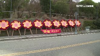 花圈求「梁教官嫁女兒」　贏得美人歸