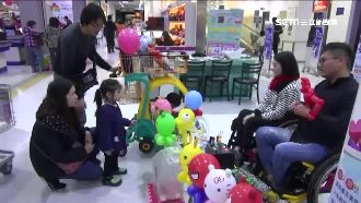 12年前摔癱雙腿　他摺氣球逆轉人生