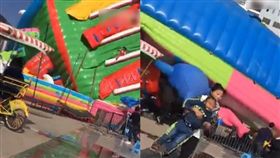 大陸,貴州,吹氣城堡,充氣城堡,意外,翻覆,強風　圖／翻攝自YouTube