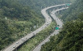 初五收假日　國道出現北返車潮（1）