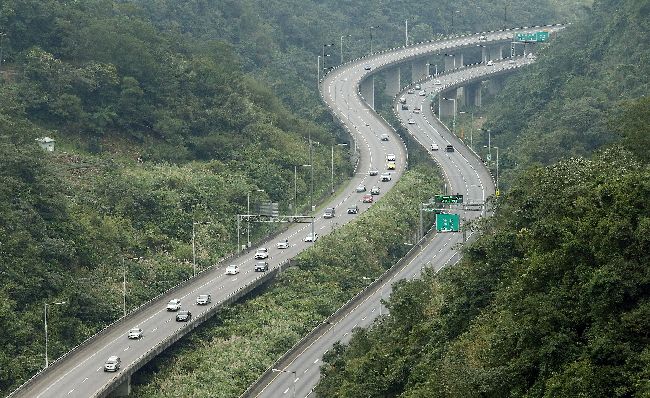 高速公路逆行7公里！三寶理由傻爆眼