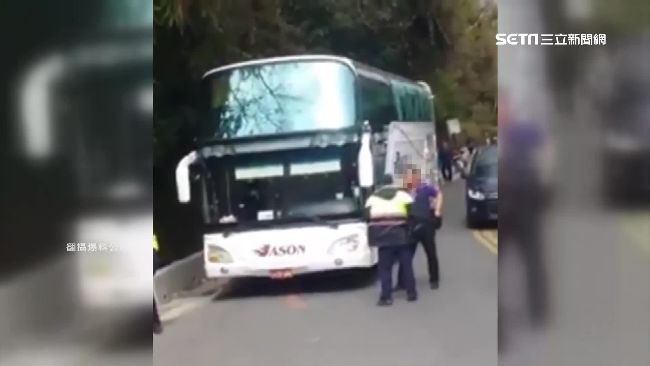 遊覽車違停卡山路　駕駛遭勸離反嗆警