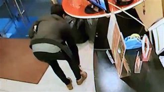 綁鞋帶綁進櫃台偷竊　這隻眼全程緊盯