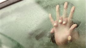 德國一對情侶開暖氣車震，疑缺氧陳屍車內。（圖／翻攝Tornoto Sun）