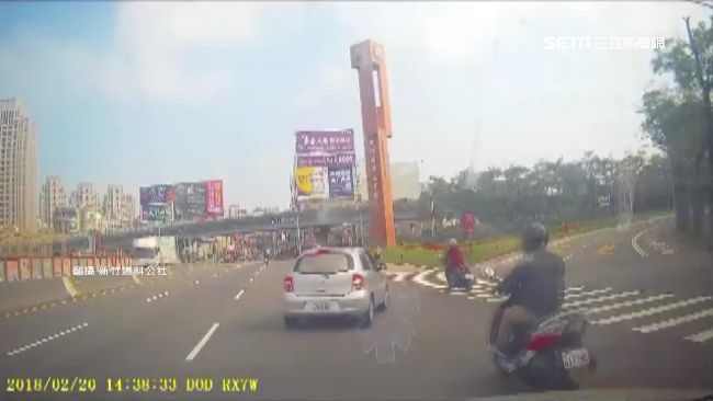 轎車緊急切3道　4機車急閃險釀禍！