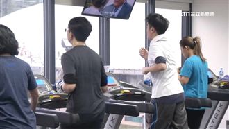 阿伯跑得好勤！原來在跑步機上看A片