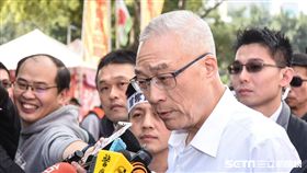反對水利會官派，國民黨動員支持者包圍立法院抗議，國民黨主席吳敦義現身力挺。 圖／記者林敬旻攝