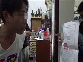 高雄鳳山警方，於初三晚間持拘票，逮涉嫌犯下2件搶案及持有毒品的黃男法辦。翻攝畫面