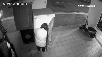 吃相難看！婦開車提袋子搜刮愛心冰箱