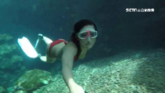 穿比基尼悠游海底　民宿老闆如美人魚