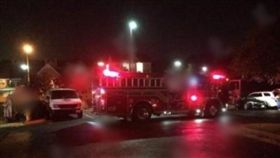 一名上海大媽跟團到美國旅遊時，不小心闖了大禍！大媽入住酒店後，將房間內的消防警報器當作「曬衣繩」，不料竟誤觸消防警報器驚動旅客，導致飯店大亂。飯店業者表示，誤觸警鈴事件影響到飯店運作，將對該名大媽索賠2萬多元人民幣（約新台幣9萬2000元）。（圖／翻攝自微博）