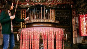 一樓「媽祖爐」上總貼滿各地宮廟前來進香的紅色貼條